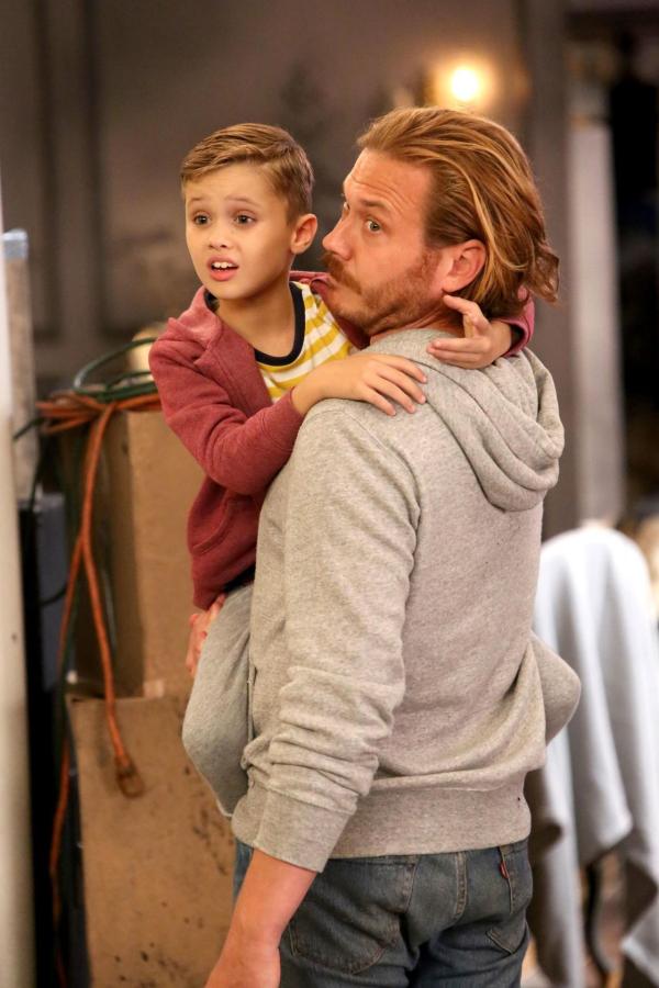 Bild 1 von 18: Sind sich nicht sicher, ob eine Party in der unheimlichen Villa wirklich eine gute Idee ist: Ben (Jack Stanton, l.) und Jimmy (Scott MacArthur, r.) ...