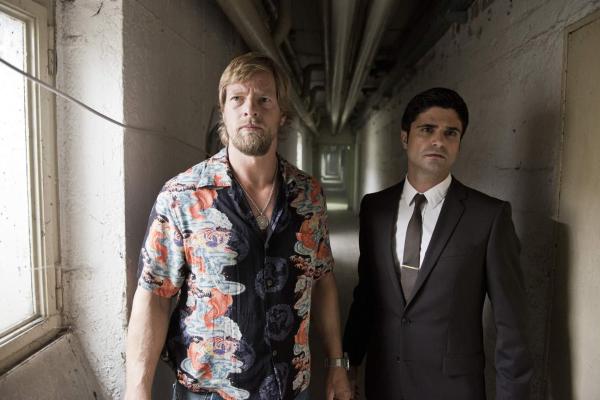 Bild 1 von 29: Ein unbekannter Täter jagt einem Privatschnüffler einen neun Zentimeter langen Nagel ins Herz - mit einem Druckluftnagelgerät. Für die beiden ungleichen Kommissare Mick (Henning Baum, l.) und Andreas (Maximilian Grill, r.) beginnt die schwierige Suche nach dem Täter ...