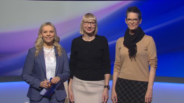 Bild 1 von 1: Von links: Moderatorin Birgit Kappel, Prof. Dr. Sabine Pfeiffer (Institut für Soziologie, FAU Erlangen-Nürnberg und Direktorin bidt) und Prof. Dr. Frauke Kreuter (Institut für Statistik, LMU München sowie Social Data Sciene, University of Maryland, USA).