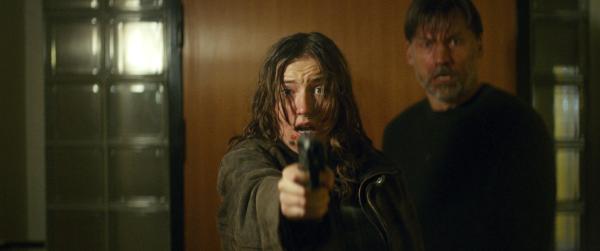 Bild 1 von 7: Muss das Leiden ihres Vaters Martin (Nikolaj Coster-Waldau) am eigenen Leib durchleben: Emma (Fanny Leander Bornedal) ist auf der Spur eines grausamen Serienkillers.