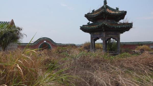 Bild 1 von 2: Am Eingang des herrschaftlichen Gebäudekomplexes des ehemaligen Diktators von Zaire steht eine chinesische Pagode. Der Erbauer Mobutu Sese Seko hat keine Kosten gescheut.