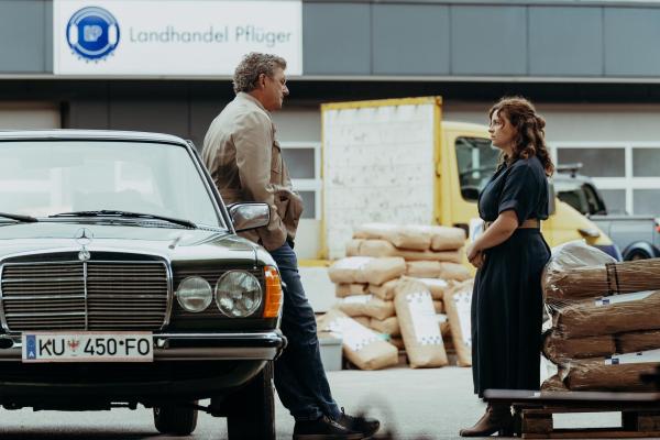 Bild 1 von 17: Im Bild: Lilli (Ronja Forcher) muss ihrem Vater Dr. Martin Gruber (Hans Sigl) ein Geständnis machen.