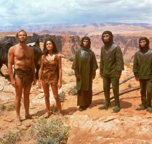 Bild 1 von 6: Dr. Zira (Kim Hunter, M.) und Dr. Cornelius (Roddy McDowell, 2.v.r.) wollen schließlich Taylor (Charlton Heston, l.) und Nova (Linda Harrison, 2.v.l.) helfen, in die \