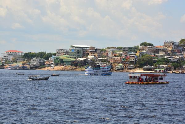 Bild 1 von 5: Manaus am Ufer des Amazonas: Ein Panorama, das Stadt, Flusslandschaft und tropische Biodiversität vereint.