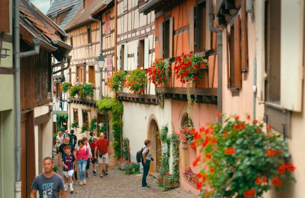 Bild 1 von 4: Auf Entdeckungsreise in Frankreich: Der pittoreske Ort Eguisheim im Elsass ist berühmt für seine Fotomotive.