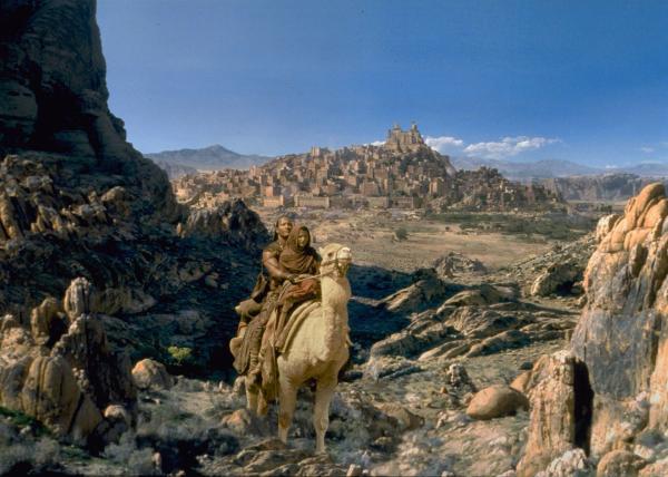 Bild 1 von 17: Er wurde beauftragt, Cassandra (Kelly Hu, vorne) zu töten, doch Mathayus (Dwayne Johnson, hinten) entscheidet sich, die schöne Seherin zu retten und bringt damit dramatische Geschehnisse ins Rollen ...