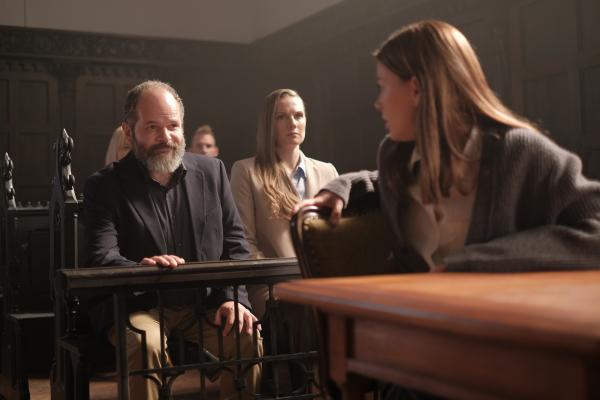 Bild 1 von 5: Nach ihrer Verurteilung richtet Luce (Jessica Alexander, r.) ihre letzte Hoffnung auf ihre Eltern Harry (Rod Hill, l.) und Susan (Rebecka Johnston, 2.v.r.).