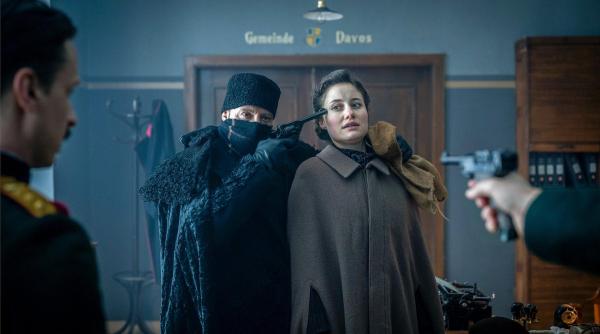 Bild 1 von 34: Im Bild: Dr. Alexander Parvus (Ivan Shvedoff) nimmt Johanna (Dominique Devenport) als Geisel. Was hat er vor?