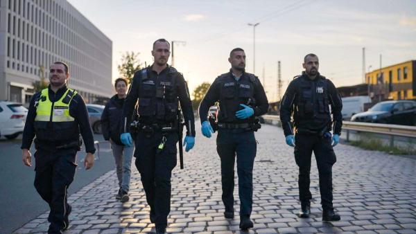 Bild 1 von 8: Dunja Hayali mit vier Polizisten auf der täglichen Streife
