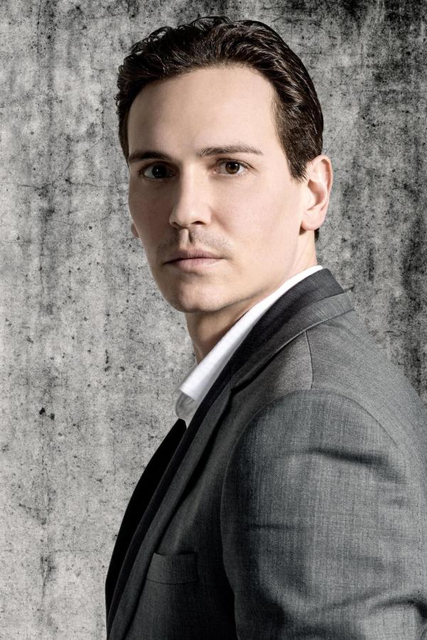 Bild 1 von 51: Im Bild: Junior (Christopher Schärf) ist Sicherheitschef im \