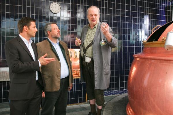 Bild 1 von 2: Die Rosenheim-Cops (Igor Jeftic, l.; Dieter Fischer, m.) ermitteln und verdächtigen Josef Moosbach (Andreas Pegler, r.) seinen Ex-Chef aus Rache getötet zu haben.