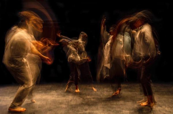 Bild 1 von 1: Viele junge Iraner fühlen sich von den starren Regeln der islamischen Republik eingeengt und versuchen, ihre Gefühle durch Tanz auszudrücken.