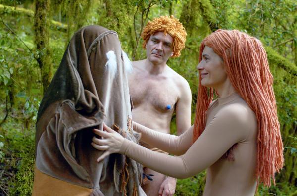 Bild 1 von 3: Der einfältige Adam (Alex Brendemühl, Mi.) und die neugierige Eva (Anca Androne, re.) treffen im Paradies aufeinander. Nach anfänglichen Startschwierigkeiten entsteht etwas Unvorhergesehenes: Liebe.