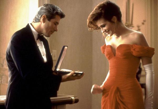 Bild 1 von 17: Der Spekulant Edward Lewis (Richard Gere, l.) stolpert bei einer Geschäftsreise in Los Angeles über die naive Prostituierte Vivian (Julia Roberts, r.) und heuert sie für eine Woche als Begleitung an. Eine Abenteuer beginnt ...