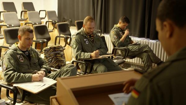 Bild 1 von 3: Im Briefingraum bereitet sich die Crew auf ihren Trainingsflug vor - Planung, Absprache und Teamgeist bilden die Grundlage jeder Mission.