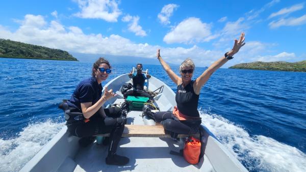 Bild 1 von 15: Zusammen mit ihren Angestellten, der italienischen Meeresbiologin Elli (l.) und dem Tauchtrainer Matthew (M.), genießt Tauchlehrerin Marina Walser (r.) die Fahrt per Boot zum Rainbow-Reef, einem der bekanntesten Tauch- und Schnorchelparadiese der Welt.
