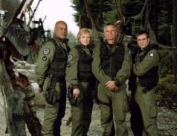 Bild 1 von 5: Colonel Jack O'Neill (Richard Dean Anderson, 2. v. r.), Teal'C (Christopher Judge, l.), Samantha Carter (Amanda Tapping), Daniel Jackson (Michael Shanks, r.)