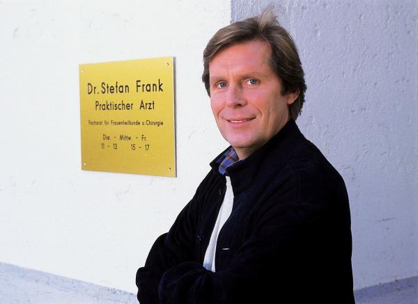 Bild 1 von 2: Anfang Vierzig, Sproß einer Arztfamilie, Vollblut-Mediziner - und kein Halbgott in Weiß. Das ist Dr. Stefan Frank (Sigmar Solbach), Frauenarzt und Chirurg mit großem Fachwissen und viel Verständnis für seine Patienten. Er weiß: Zuhören ist die beste Therapie.