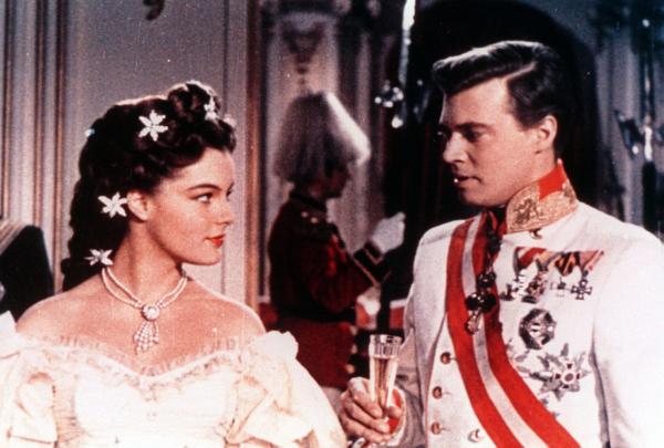 Bild 1 von 3: Im Bild: Romy Schneider (Sissi), Karlheinz Böhm (Franz Joseph).