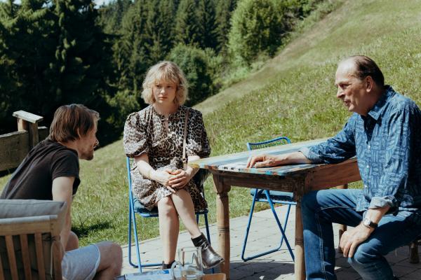 Bild 1 von 14: Für ihren Bericht über Michael Fellner (Herbert Knaup, r.) und sein Wunschmobil begleitet Hanna Rieger (Berit Vander, M.) ihn zu seinem todkranken Klienten Tonio Steiner (Tom Gramenz, l.).