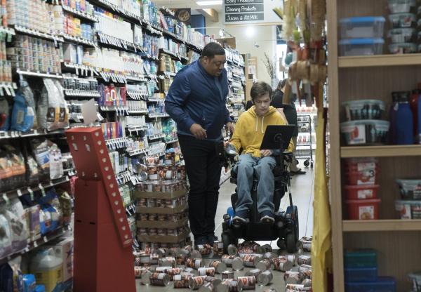 Bild 1 von 7: Kenneth (Cedric Yarbrough, l.); JJ DiMeo (Micah Fowler, r.)