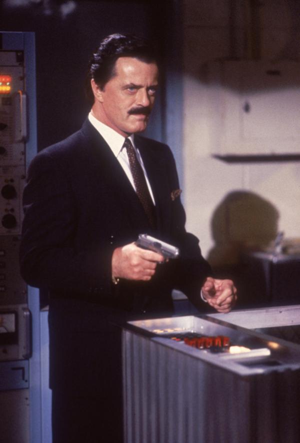 Bild 1 von 9: Der Industrielle Quentin Hapsburg (Robert Goulet) will alternative Energieformen verhindern, die Kohle, Öl und Atomkraft überflüssig machen könnten. Dafür ist ihm jedes Mittel recht.