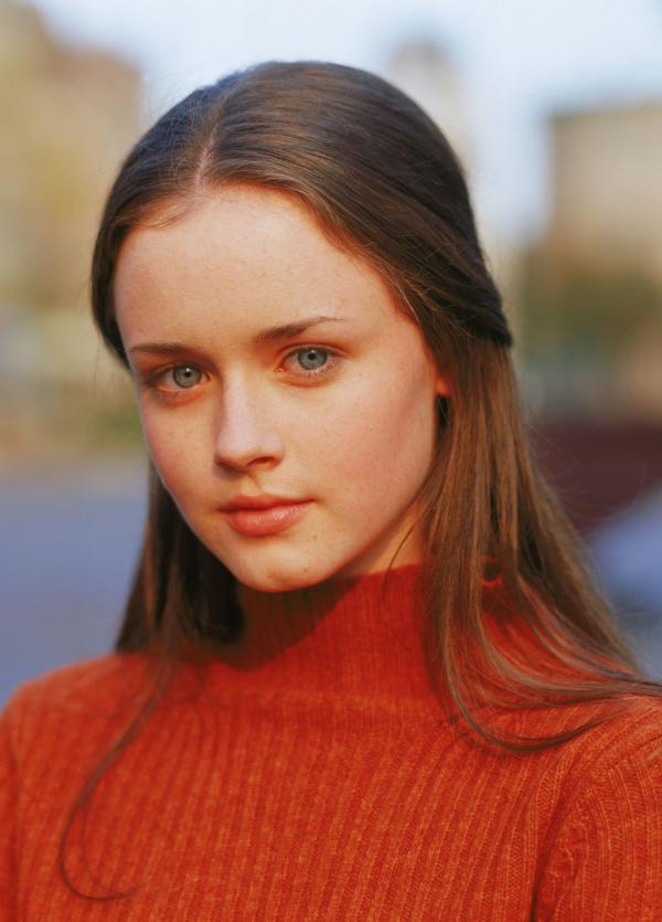 Bild 1 von 13: (1. Staffel) - Die junge Rory (Alexis Bledel) führt ein bescheidenes Leben im kleinen Örtchen Stars Hollow, doch wie ihre Mutter lässt auch sie so gut wie kein Fettnäpfchen aus ...