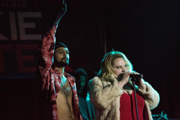 Bild 1 von 2: Jheri (Siddharth Dhananjay, l.); Patti (Danielle Macdonald, r.)