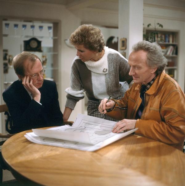 Bild 1 von 1: Die Pläne für das neue Haus werden von Siegfried Drombusch (Hans-Peter Korff, l.) und Vera Drombusch (Witta Pohl, M.) unterschiedlich beurteilt - entsprechend der unterschiedlichen Interessenlage. Herr Kreutzer (Balduin Baas, r.) ist verwirrt.