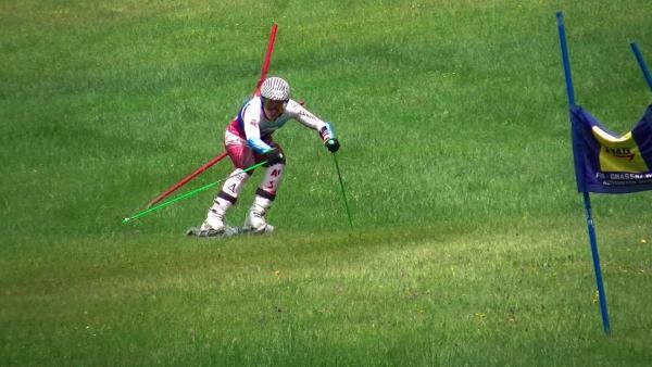 Bild 1 von 4: Grasskifahrerin beim Training.