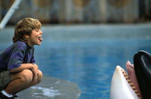 Bild 1 von 5: Full shot of Jason James Richter as Jesse sticking his tongue out at Willie.