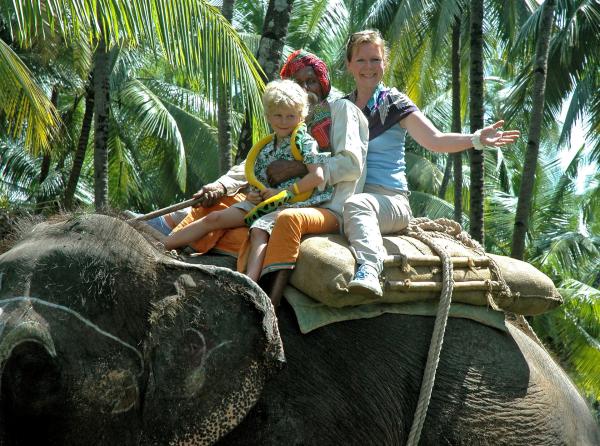 Bild 1 von 14: Ella Prinz (Marion Kracht) unternimmt mit ihrem kleinen Sohn Lukas (Darius Kracht) eine Tour durch den Dschungel.