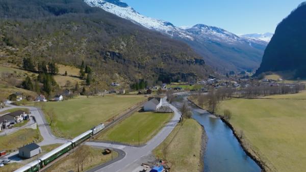 Bild 1 von 5: Die Route von Myrdal nach Flåm gilt im Sommer als eine der schönsten Bahnstrecken der Welt.