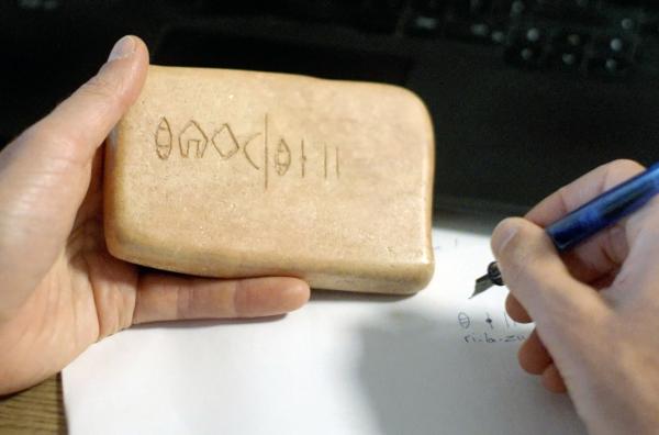 Bild 1 von 4: Mit dieser Tafel beginnt für den Archäologen François Desset das Abenteuer. Unter großem Aufwand ist es ihm gelungen, eine der ersten Schriften der Menschheit zu entschlüsseln: die lineare elamische Strichschrift.