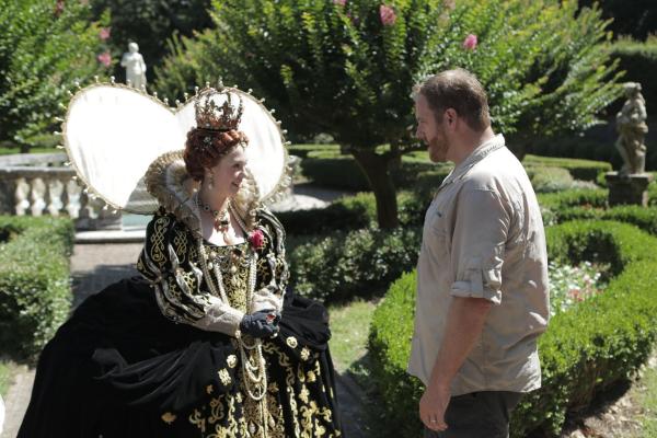 Bild 1 von 8: Josh Gates (r.)