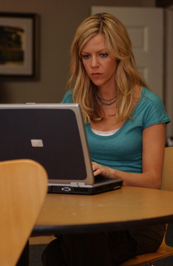 Bild 1 von 10: Dee (Kaitlin Olson) hat keine Lust zu arbeiten. Sie beschließt, Sozialhilfe zu beantragen - mit verheerenden Folgen ...