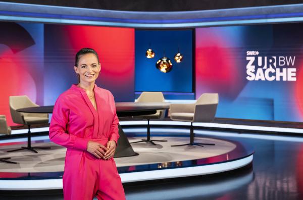 Bild 1 von 3: Das Politikmagazin fürs Land, donnerstags um 20.15 Uhr im SWR Fernsehen (BW).  Moderatorin Alexandra Gondorf.