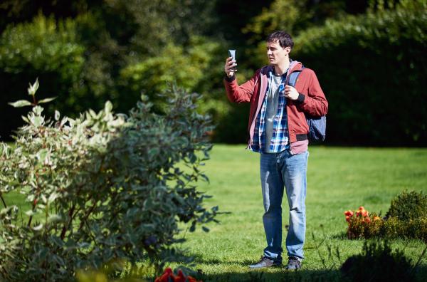 Bild 1 von 4: Jason (Sam Swainsbury) fragt sich, wohin sie spazieren sollen.