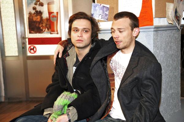 Bild 1 von 13: Jürgen (Oliver Bokern, r.) steht Bruno (Tim Sander, l.) zur Seite und versucht, dessen Gefühlschaos in den Griff zu bekommen.