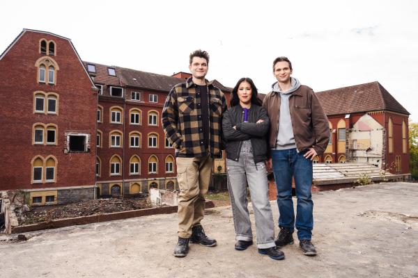 Bild 1 von 9: Das Moderationstrio, Lutz van der Horst, Mai Thi Nguyen-Kim und Fabian Köster, steht vor dem \