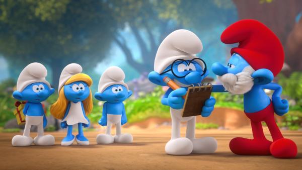 Bild 1 von 1: Schlaubi gibt bei Papa Schlumpf die Ergebnisse des Raumfaherer-Fitnesstests bekannt.