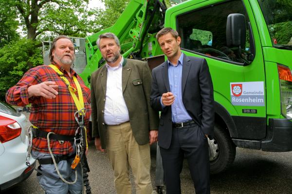 Bild 1 von 5: Noch am Tatort erhalten Hansen (Igor Jeftic, r.) und Stadler (Dieter Fischer, M.) von Gemeindemitarbeiter Kreidler (Andreas Vitus Geiss, l.) einen wichtigen Hinweis.