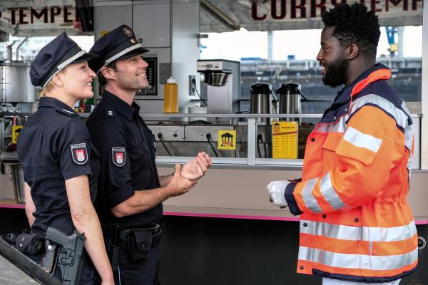 Bild 1 von 8: Der neue Notarzt John Schmidt (Joel Williams, r.) nutzt seinen ersten Einsatz, um sich bei Melanie (Sanna Englund, l.) und Mattes (Matthias Schloo, M.) vorzustellen.