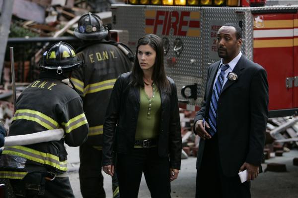 Bild 1 von 8: (l-r) Milena Govich as Detective Nina Cassady, Jesse L. Martin as Detective Ed Green --NBC