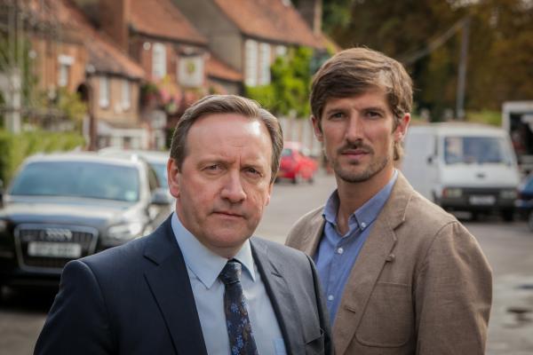 Bild 1 von 10: Barnaby (Neil Dudgeon, l.) und Nelson (Gwilym Lee, r.) überlegen sich ihren nächsten Ermittlungsschritt.
