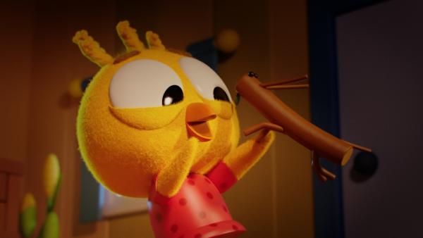 Bild 1 von 2: Karla ist überglücklich, als ihre Eltern ihr Stöckchen (rechts) schenken. Das ist ihre erste eigene Stabheuschrecke.© ZDF/2023 DR, Sparre Production, GODO Films - Honorarfreie Verwendung gemäß AGB im engen inhaltlichen redaktionellen Zusammenhang mit genannter Sendung bei Nennung \