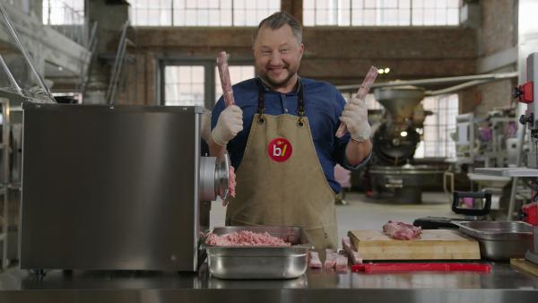 Bild 1 von 6: Sebastian Lege baut in seiner Werkstatt industrielle Fertig-Frikadellen nach und deckt auf, warum die Supermarkt-Produkte so unfassbar günstig sind.
