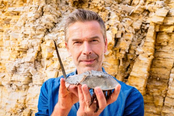 Bild 1 von 17: Dirk Steffens unterwegs in der Wüste von Nevada.in Verbindung mit der Sendung bei Nennung ZDF/Oliver Roetz