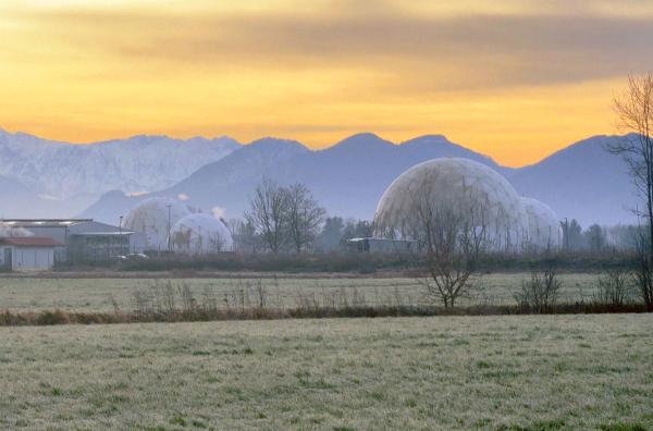 Bild 1 von 5: Durch kommerziell erhältliche Standortdaten lassen sich sogar die Bewegungen von Personen nachverfolgen, die in Bad Aibling in der Außenstelle des Bundesnachrichtendienstes ein- und ausgehen.