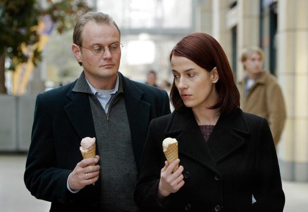 Bild 1 von 15: Bettina (Claudia Michelsen) und Jan (Devid Striesow) beim Spaziergang